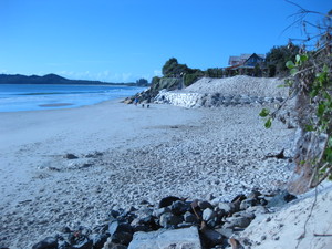 Belongil_-_july_2009_-_looking_back_to_byron_south_of_vaughs_